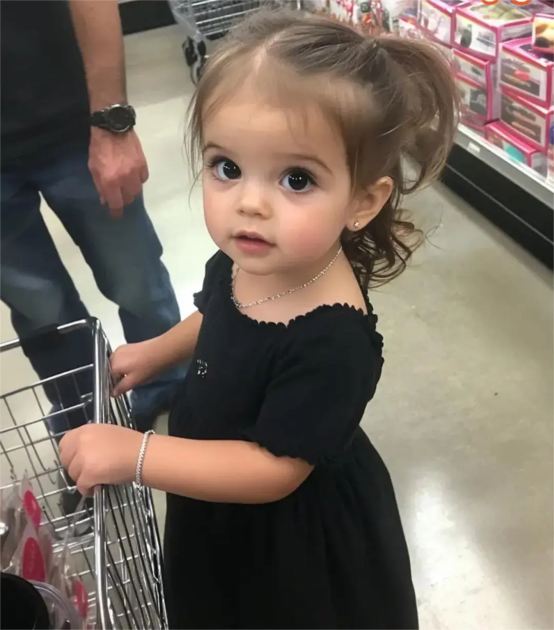 I Helped a Single Father at a Store and Saw the Bracelet I Buried with My Daughter on His Daughter’s Wrist.