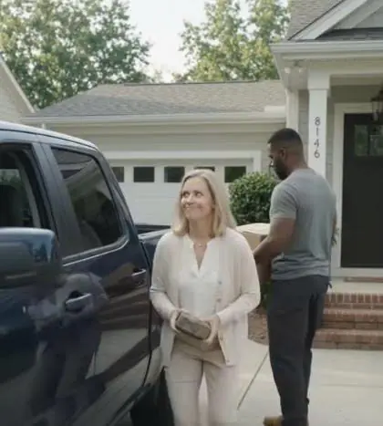 HOA KAREN SMASHED A BLACK MAN’S CAR WINDOW LOOKING FOR A GUN — THEN THE POLICE OPENED THE CASE INSIDE